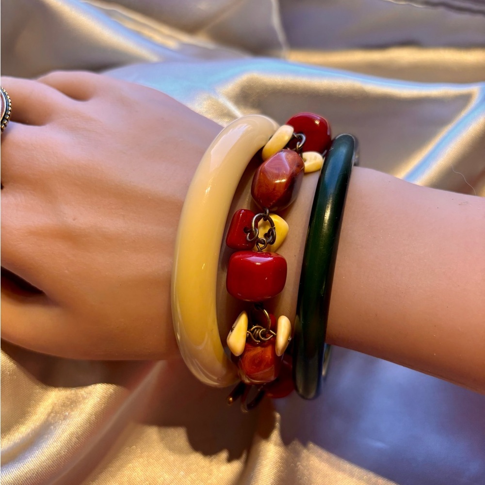 Mid Century Stacking Lucite & Carnelian Bracelet